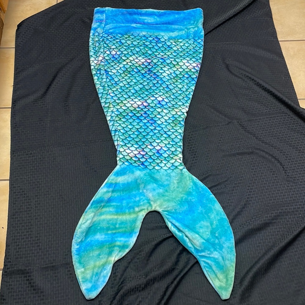 Comfy Tails Mermaid Tail Throw 21” x 44”